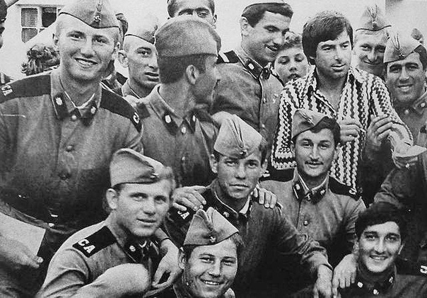 В каких частях служили известные советские хоккеисты?