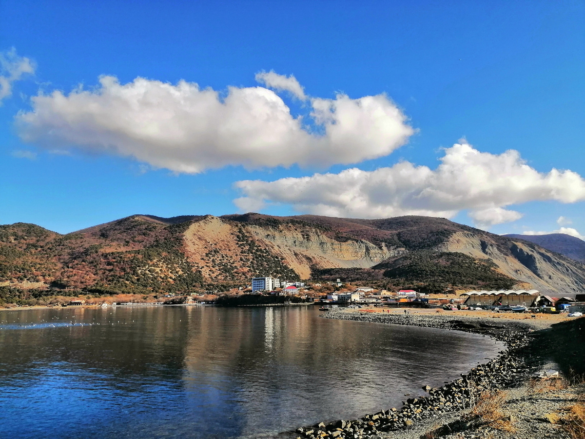 Вид на горы с острова Утриш.