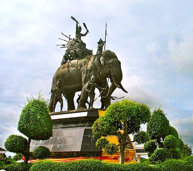 Мемориал королевы Суриотай в Таиланде (Creative Commons Attribution 2.0 Generic)