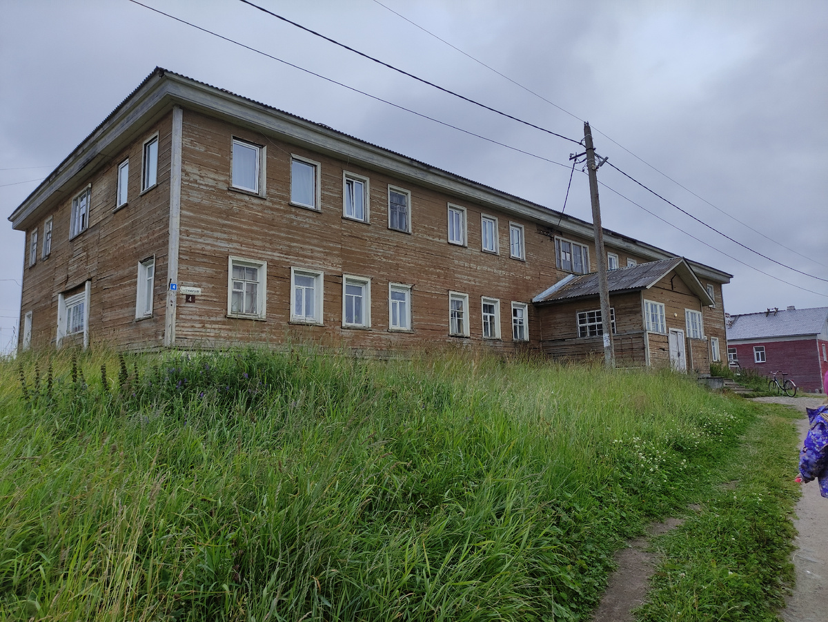 Дом 1836 года постройки. Чего тут только за эти годы не было. И вот теперь довелось и нам здесь пожить. 