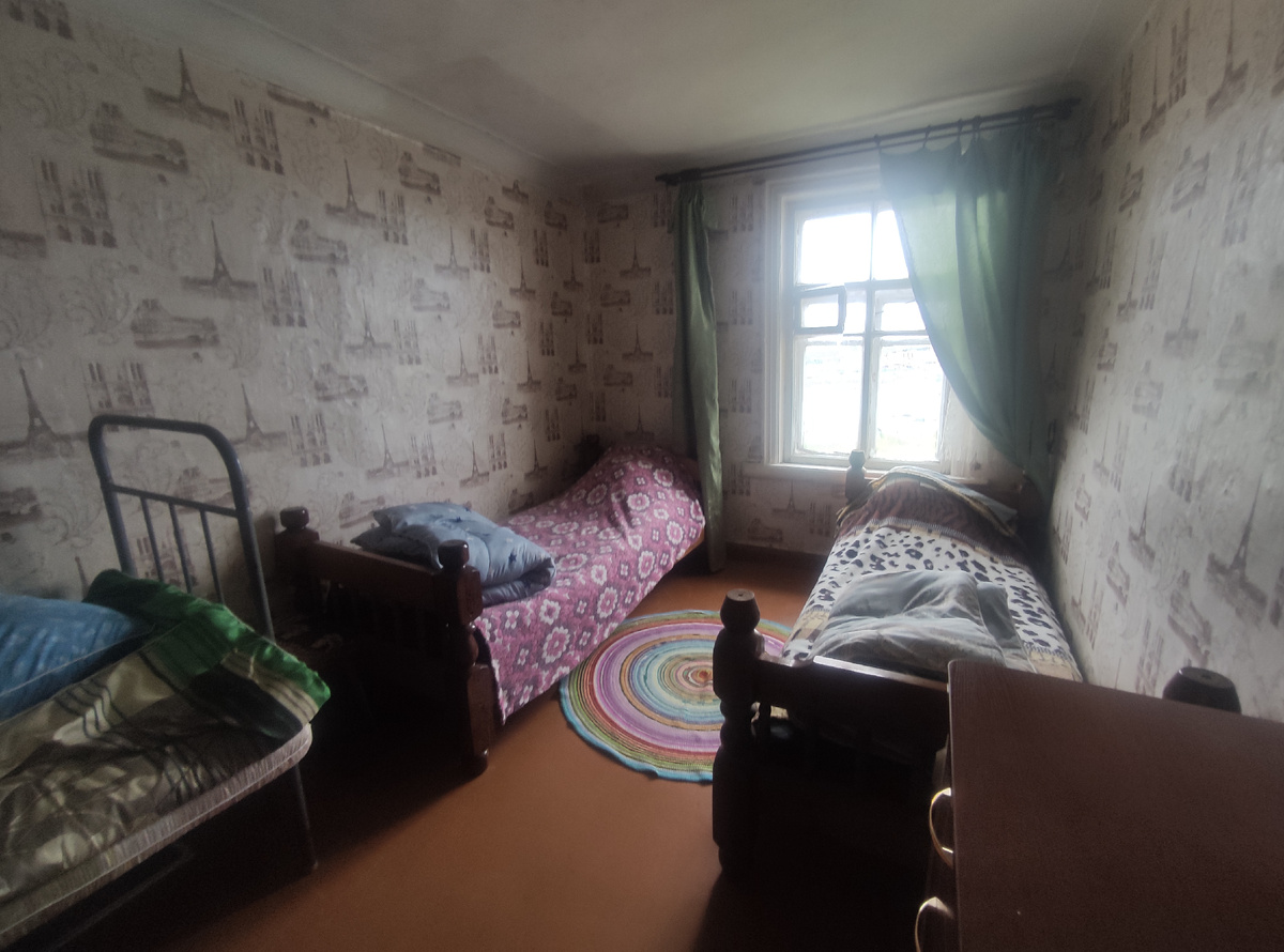 В комнатах всё очень просто. Но жить можно. 