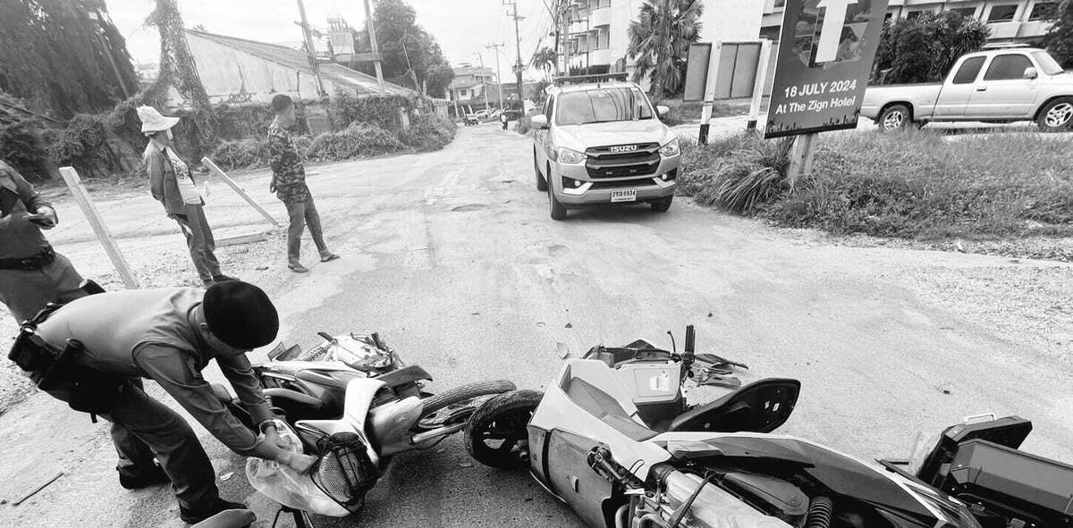 Слева в белой шляпе стоит свидетель, который спас фаранга от  лжесвидетельства  со стороны виновницы ДТП. 