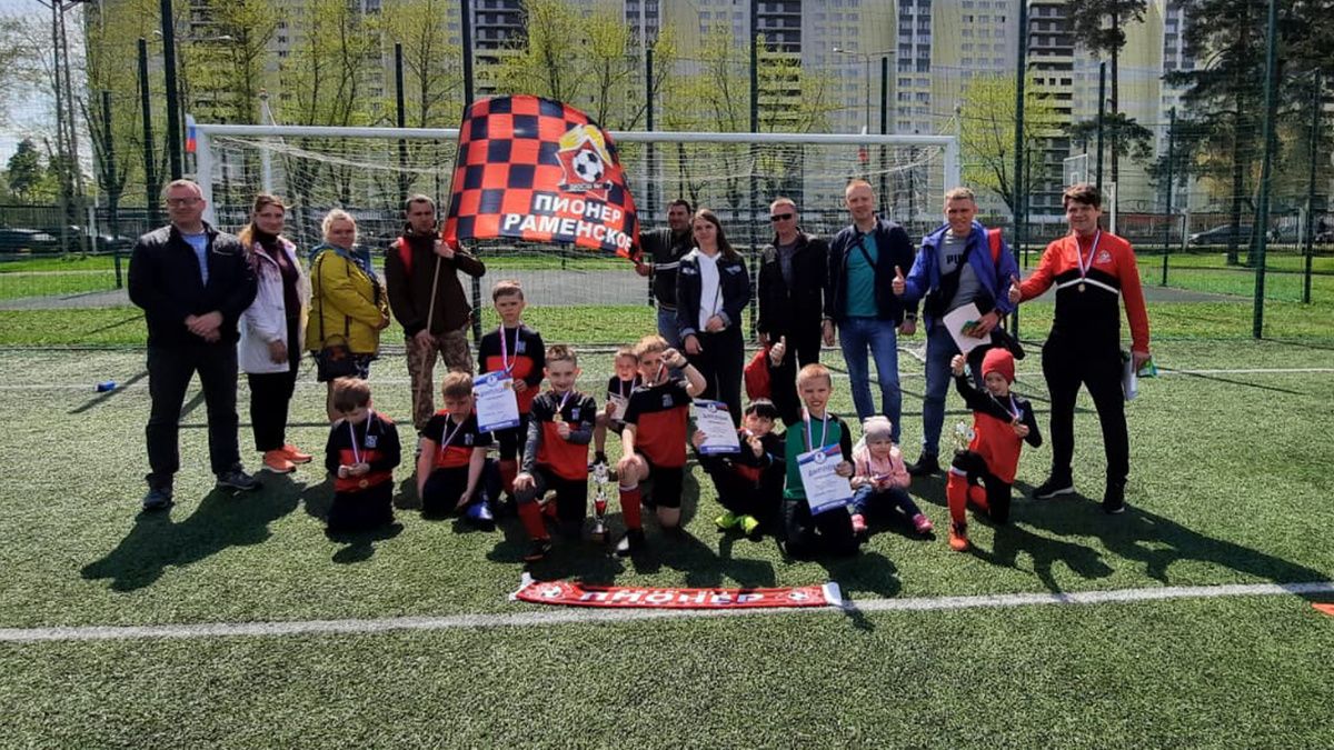 Фото детей с родителями и тренером с соревнований в г. Раменское