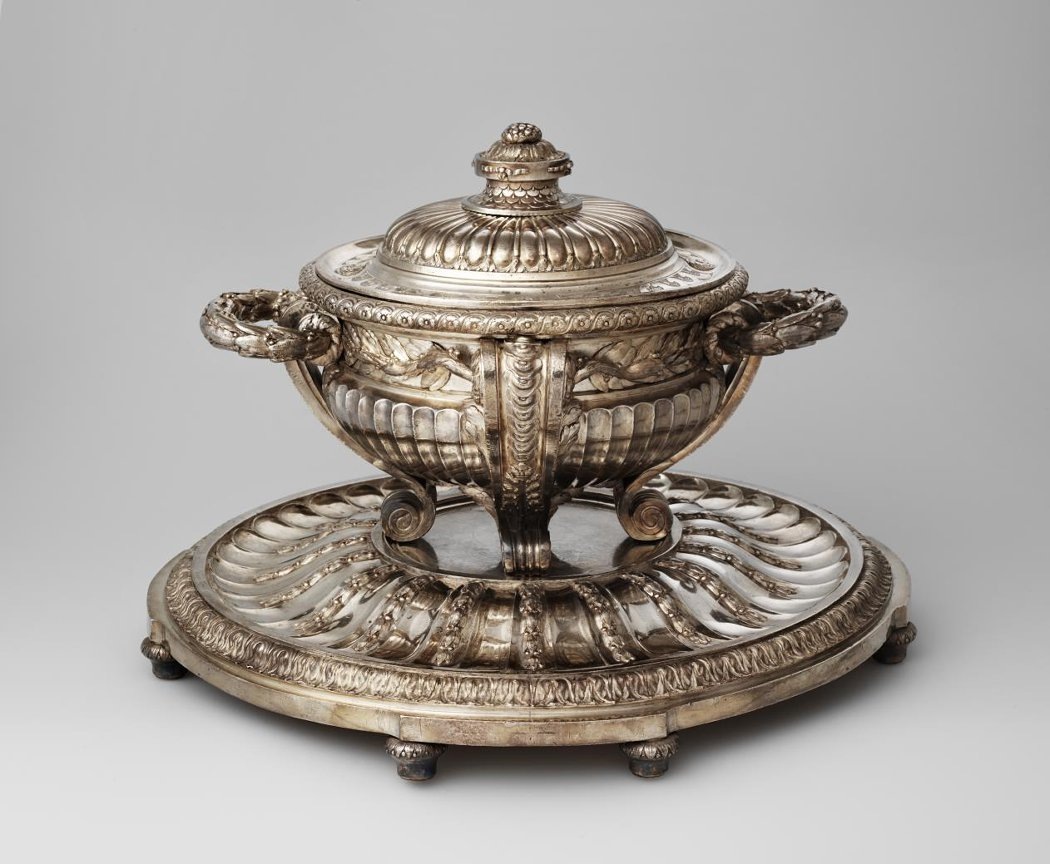 Чаша суповая из «Орловского сервиза». Франция, Париж, 1770-1771. Мастер: Ретье Жак-Никола. Высота: 26,5 см; длина: 40,0 см (c ручками).