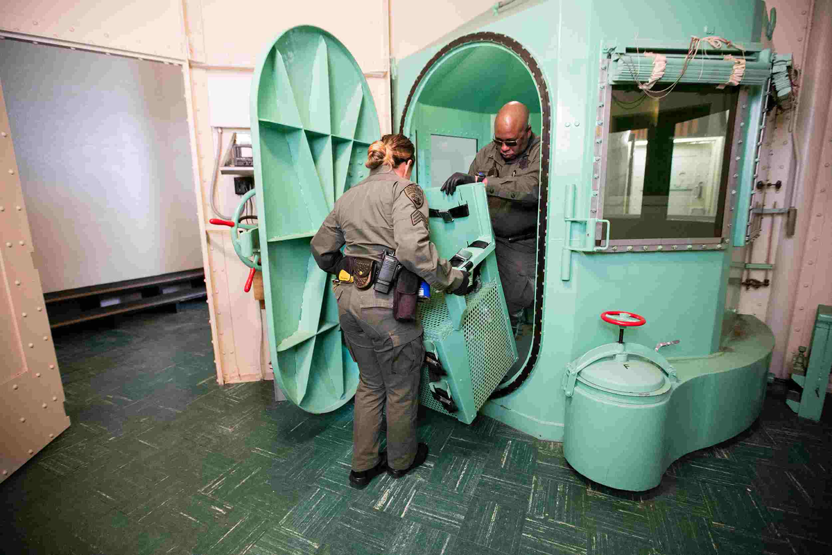Это интересный вариант современной "газовой камеры", в которой можно обработать что-угодно и как угодно :))