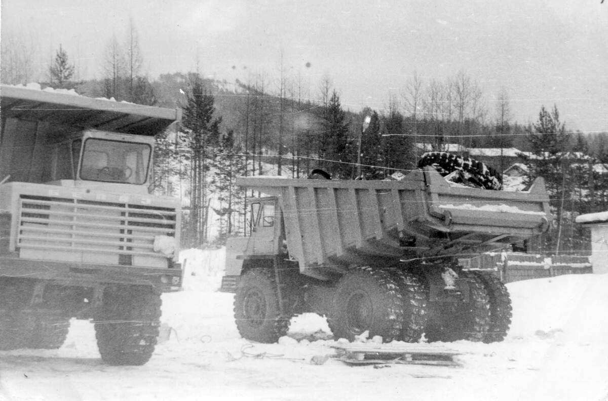 Фото автора. 80 годы прошлого века. Углевозы на площадке у гостиницы в городе Усть-Кут. Машины предназначены для карьера трубки "Мир". 