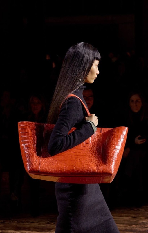 Модные сумки осень-зима 2024/2025 представляют собой гармоничное сочетание утонченности и практичности, отражая последние тенденции мировой фэшн-индустрии