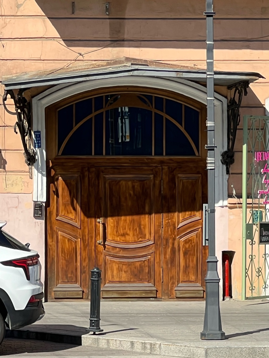 Доходный дом Г. М. Пека, вход в парадную