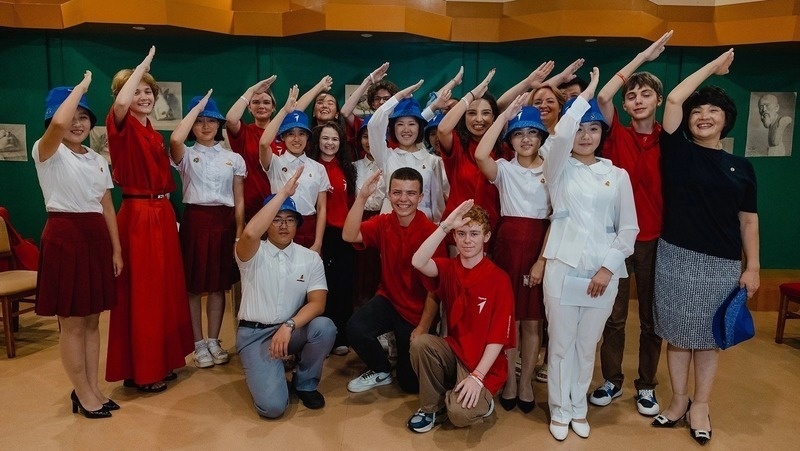    Российские и корейские дети обменялись пионерскими галстуками и панамы с символикой «Движения Первых» Фото: личный фотоархив Ксении Цивы