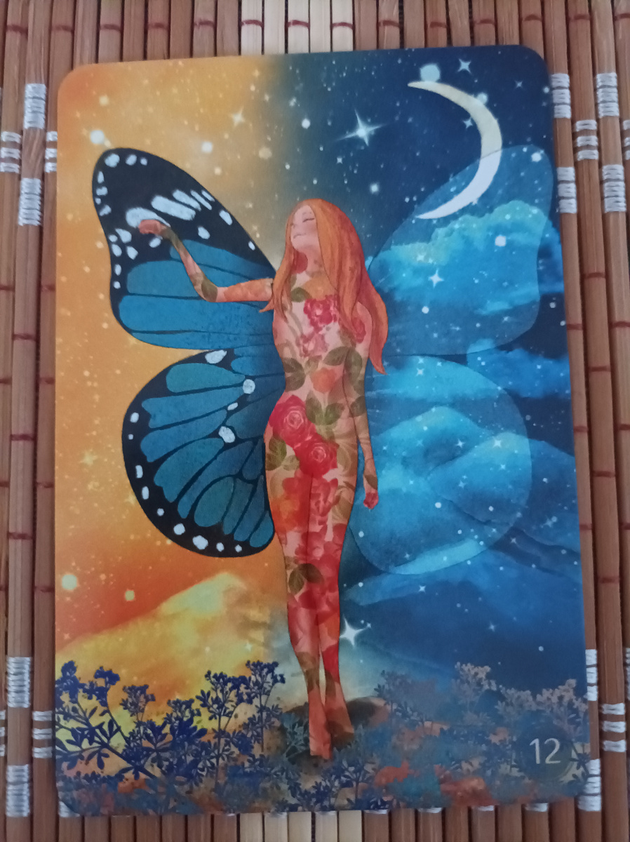 Карта дня ✨ Вокруг Вас воздух наполняется удивительной ясностью и становится звеняще прозрачным - настолько, что можно в настоящем разглядеть и прошлое и будущее. Кажется,что на Ваших ладонях умещается всё мироздание: Вы видите жизнь целиком и полностью и не просто видите, но и ощущаете всем телом.Вы и сами являетесь целым миром - бескрайним, глубоким, полным надежд и новых стремлений!💫🍀🎁Хорошего дня 👍🤗😘