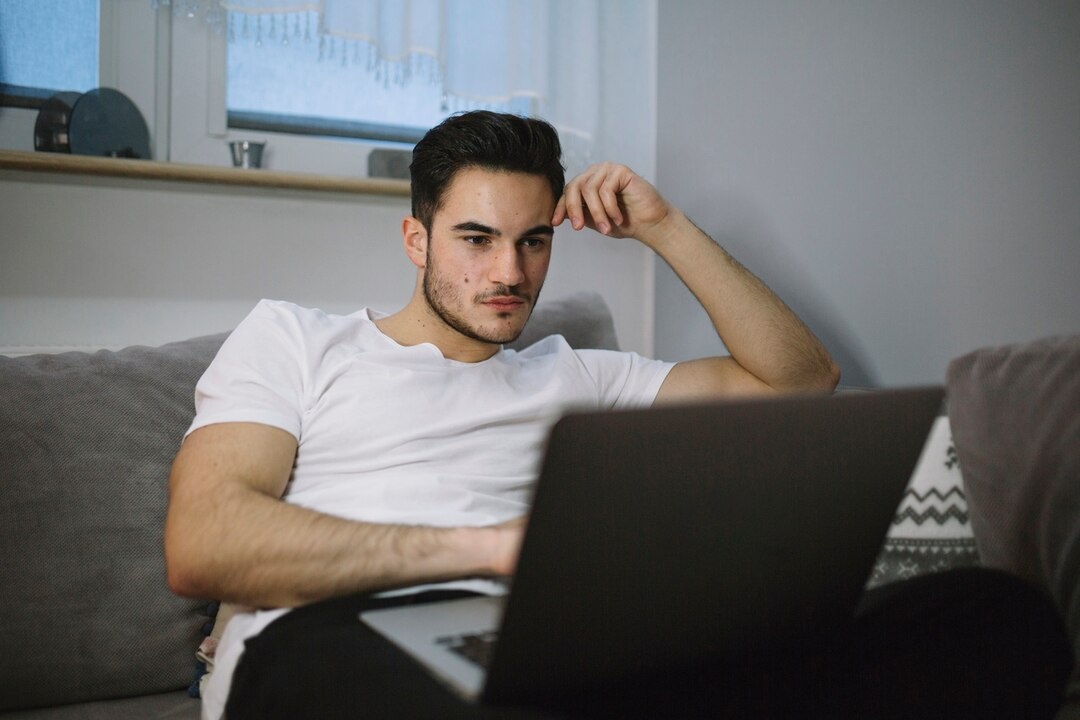 https://ru.freepik.com/free-photo/man-using-laptop-living-room_1976763.htm#fromView=search&page=2&position=7&uuid=9aa1f70e-27c1-43e6-a973-1fbf5594d8d1