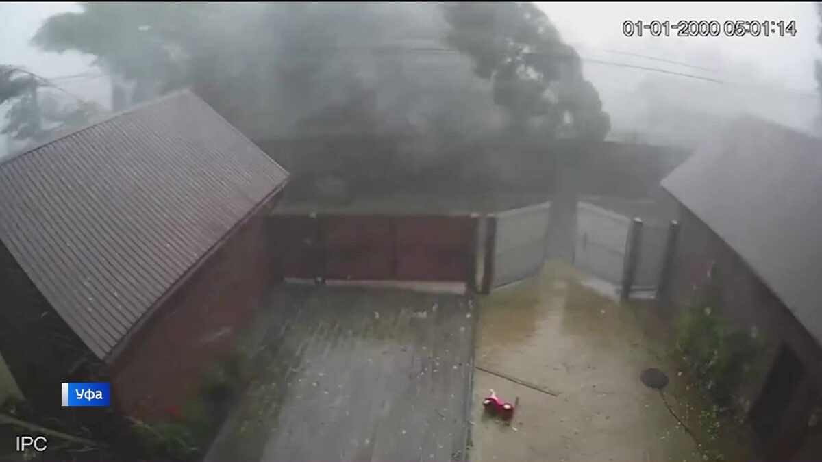    Сносил крыши, валил деревья, обрывал провода: в Уфе устраняют последствия непогоды