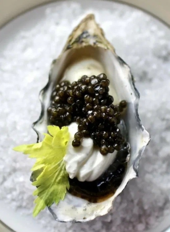 Ну надо же... Чёрную икру положили в раковину устрицы. Смешно.