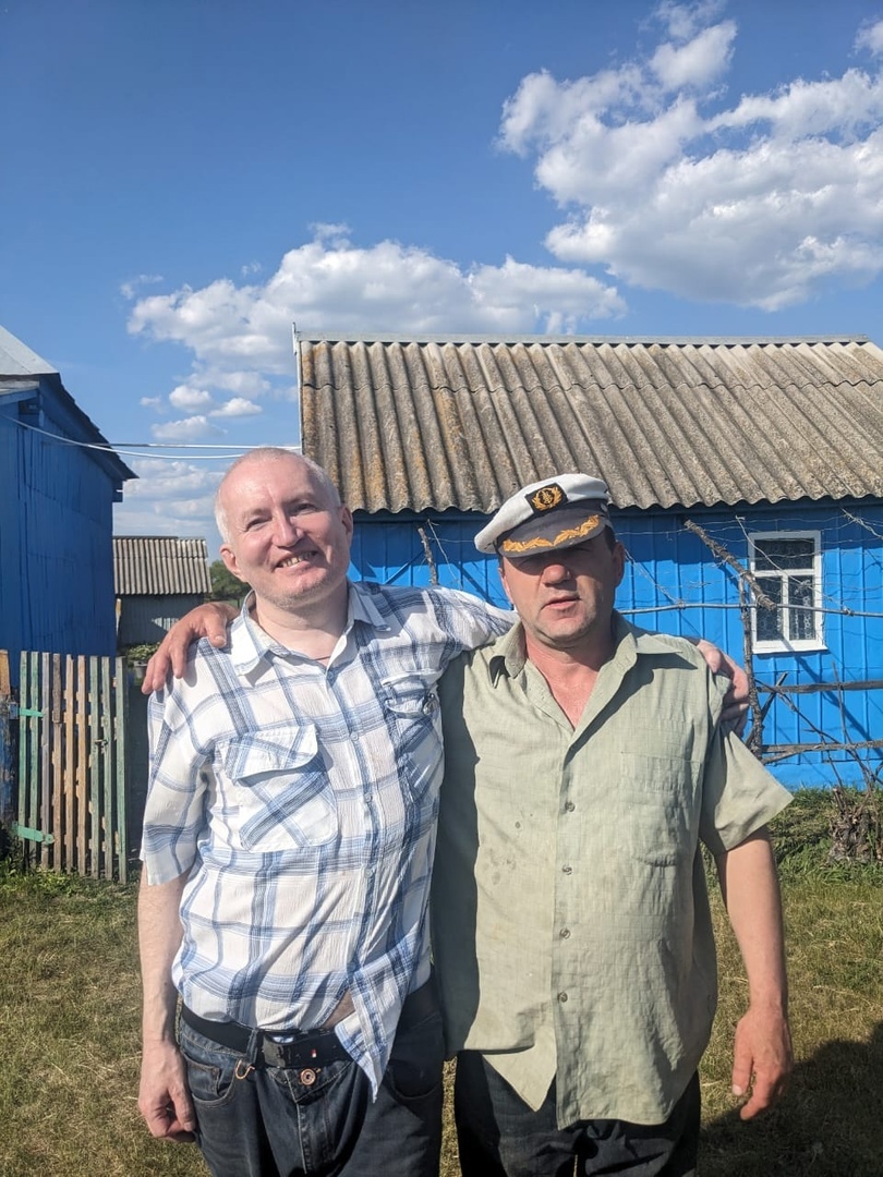 Я и Николай Федорович Агарков (его отец служил на флоте)...Мы ровесники и вместе ходили "на подготовку" в школу в Ровенке. Две моих родных тети по отцу - учителя, много лет в школе в Липецке проработали! В книгах и журналах  в детстве у меня дефицита не было!!!