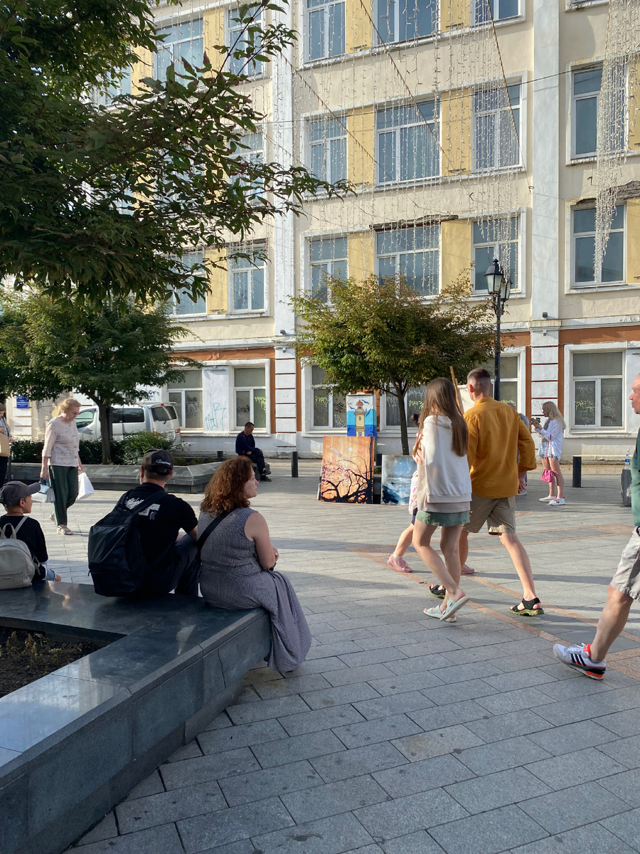 Центральная улица Владивостока. Художник пишет в режиме реального времени. Каждая картина - 10тр.