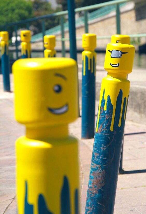 Реклама Lego на дорожном ограждении.