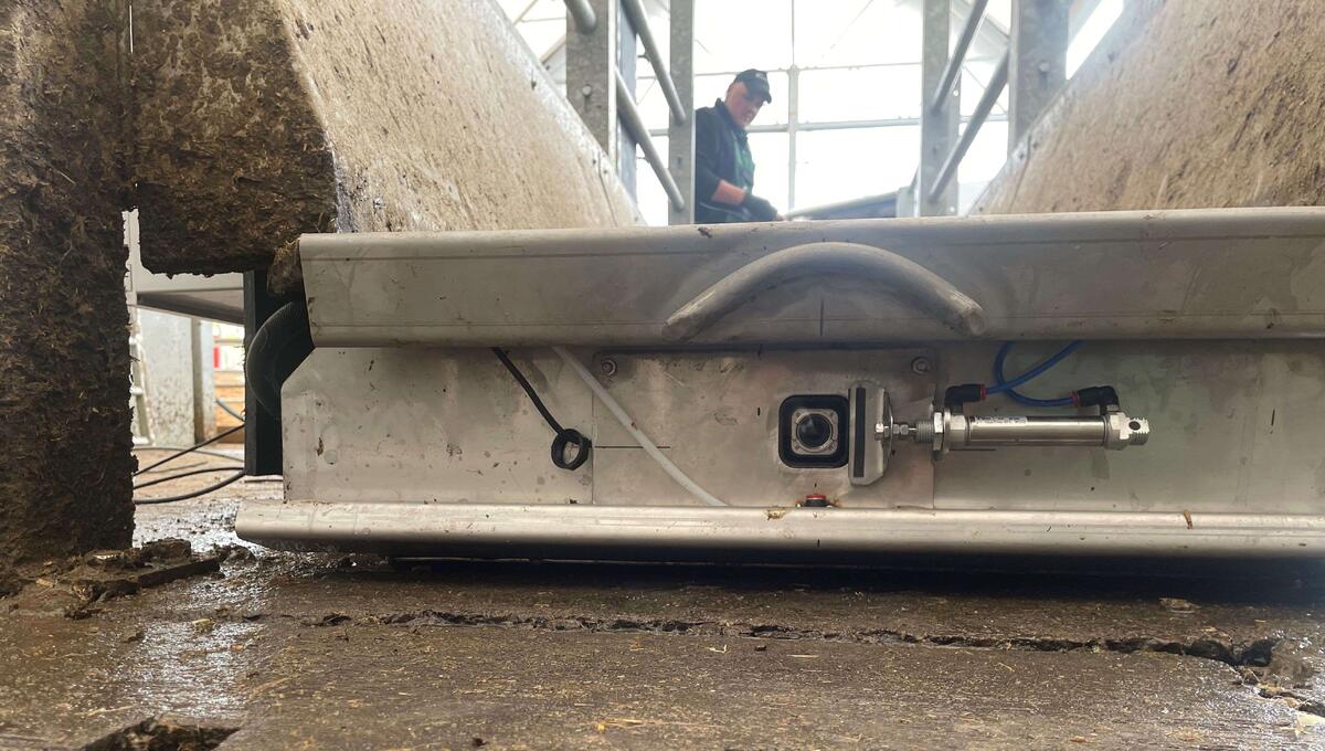 Высокоскоростная камера на выходе из ванны. С щеткой для очистки камеры.