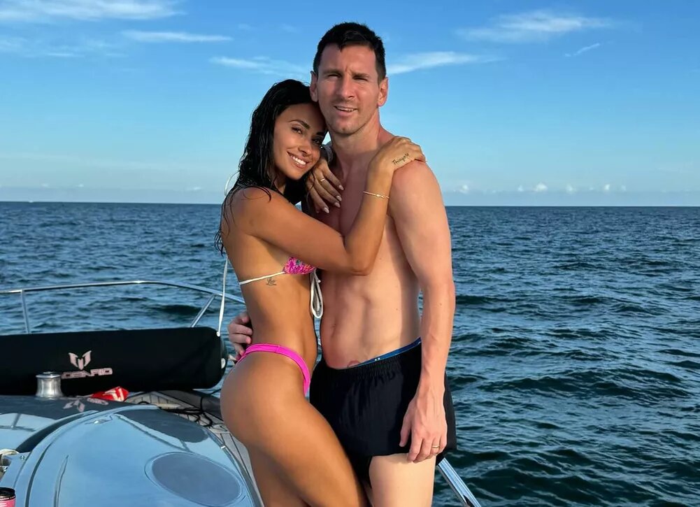    Лионель Месси обнародовал редкие фото с супругой и детьми