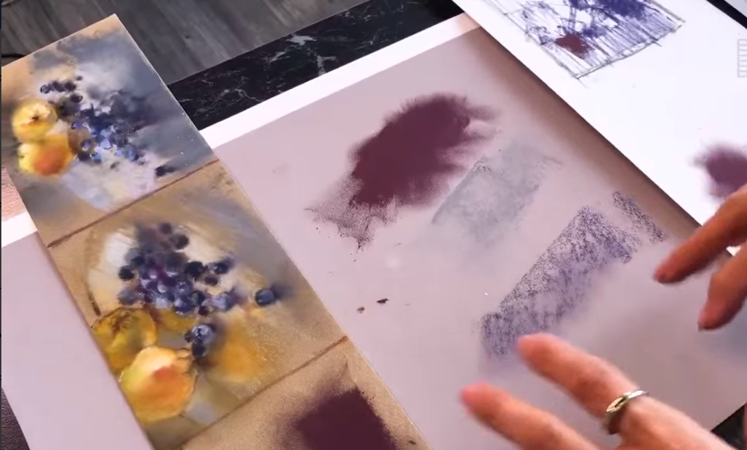 Художник Татьяна Каштальян делает зарисовки пастелью на маленьких форматах в поисках удачной композиции и цвета для работы.