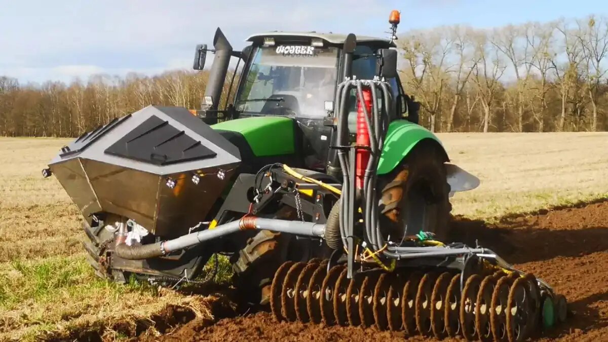  Фото: tractors-and-machinery.de
Комплексный агрегат для вспашки и посева за одну технологическую операцию