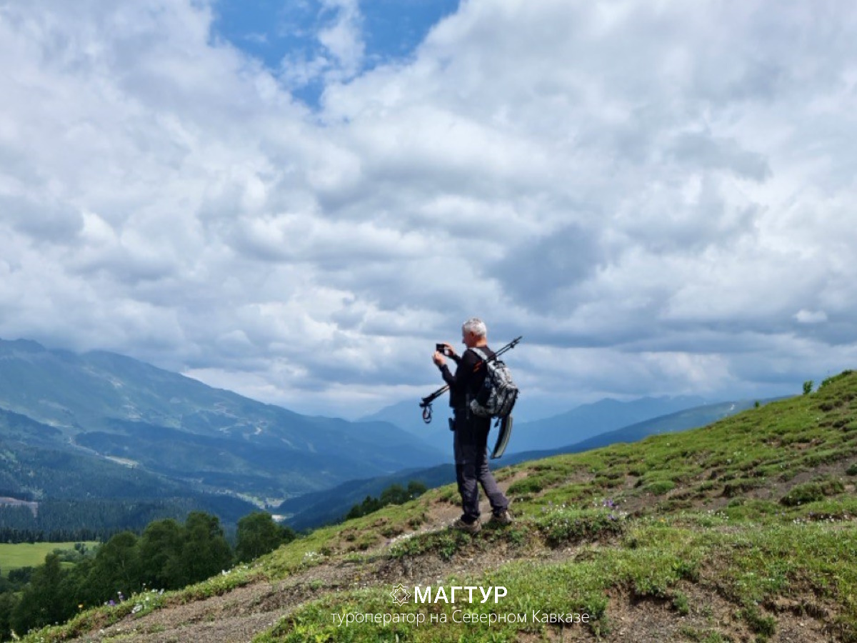 В Архызе десятки пеших троп, по которым можно дойти до горных озёр 