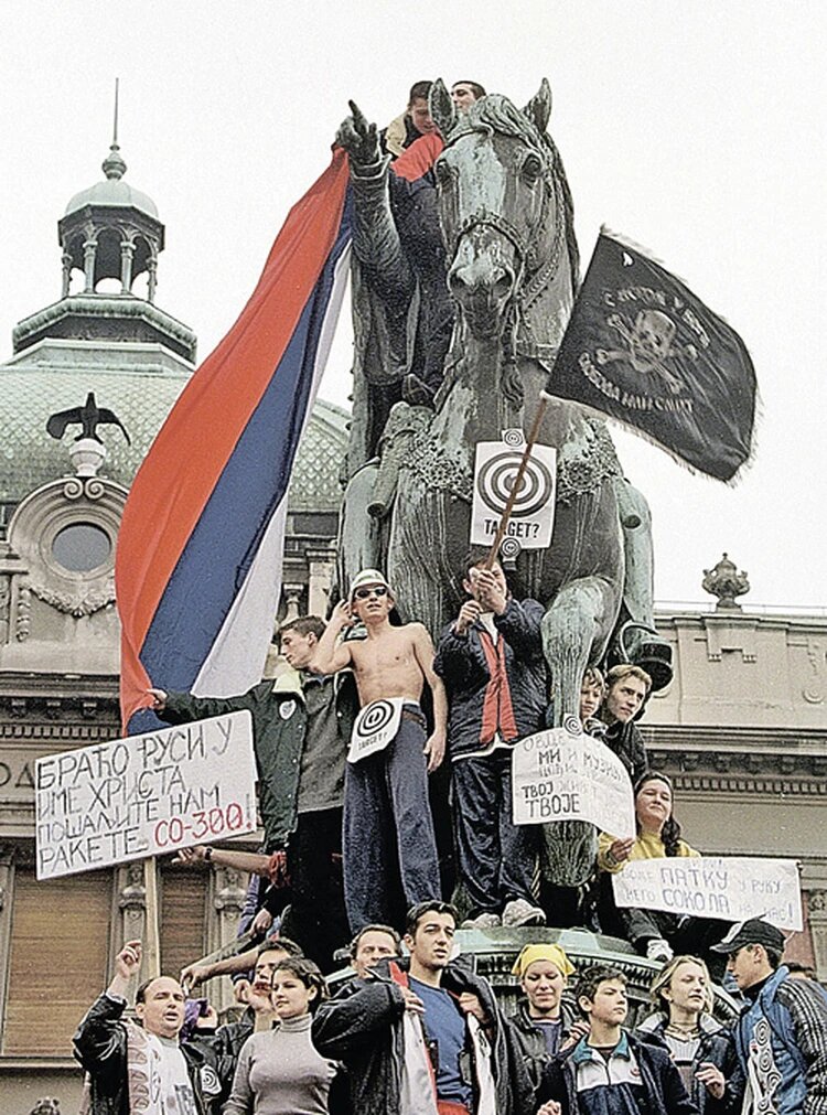 В ходе бомбёжек Белграда сербы просили русских братьев защитить их. 