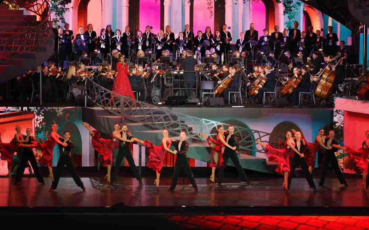    В Липецкой филармонии стартовали бесплатные показы «Классики на Дворцовой» компании «Ростелеком»