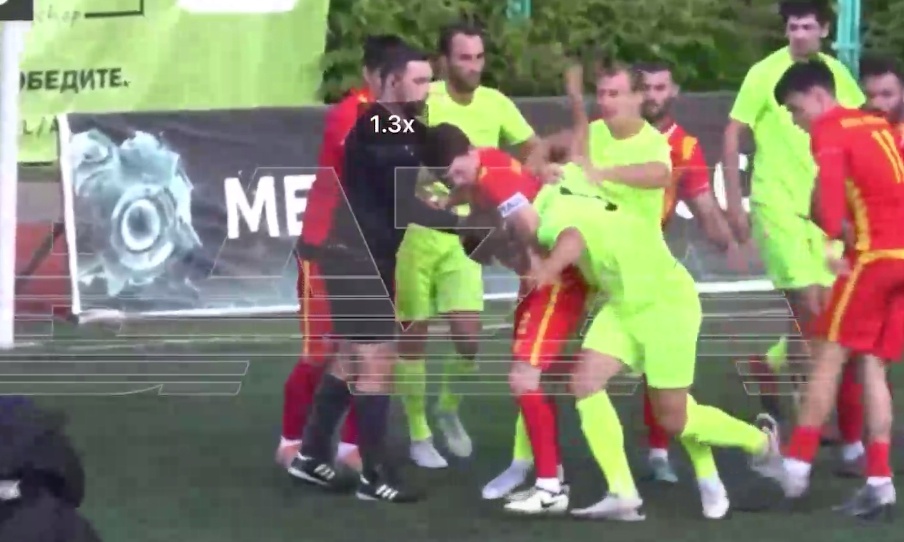 Нестандартно встретила защита нападающих соперника... Скрин видео Baza.