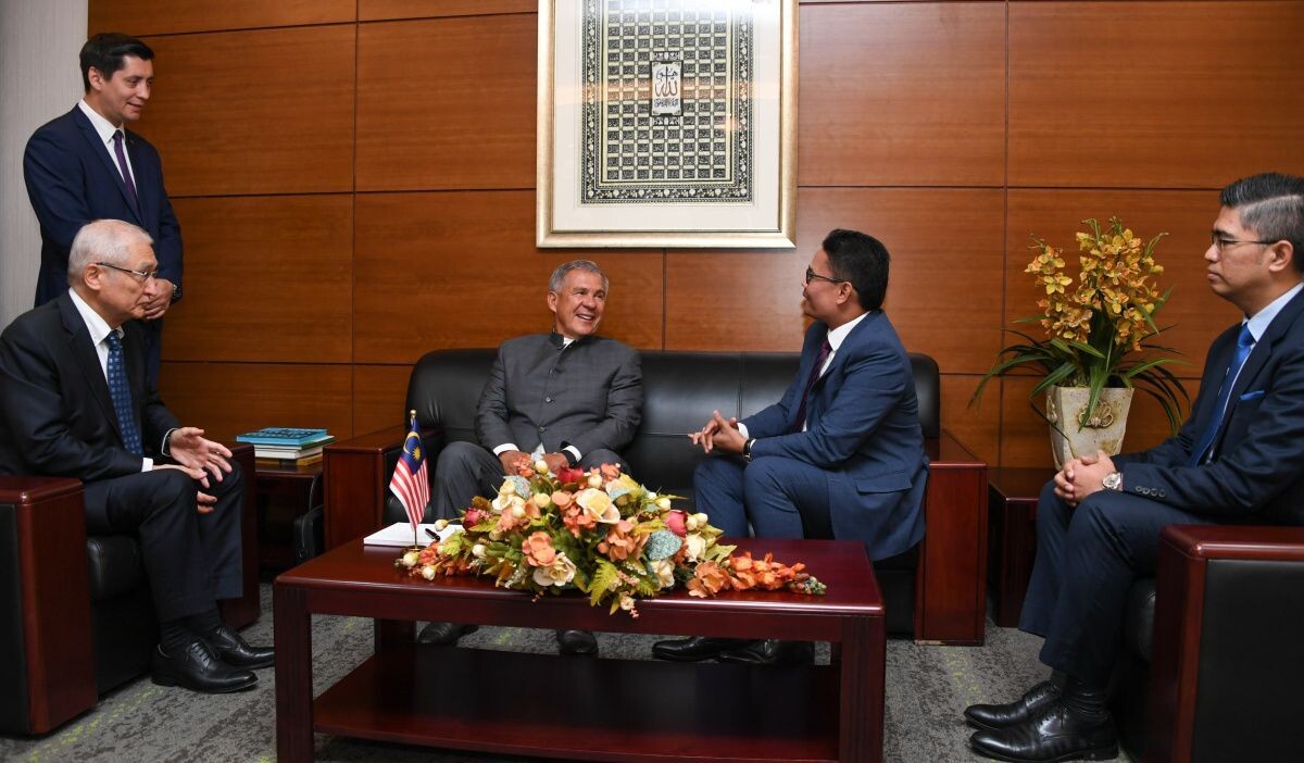     Встреча с представителями деловых кругов Малайзии. Источник: tatarstan.ru Автор фото: Пресс-служба Раиса РТ