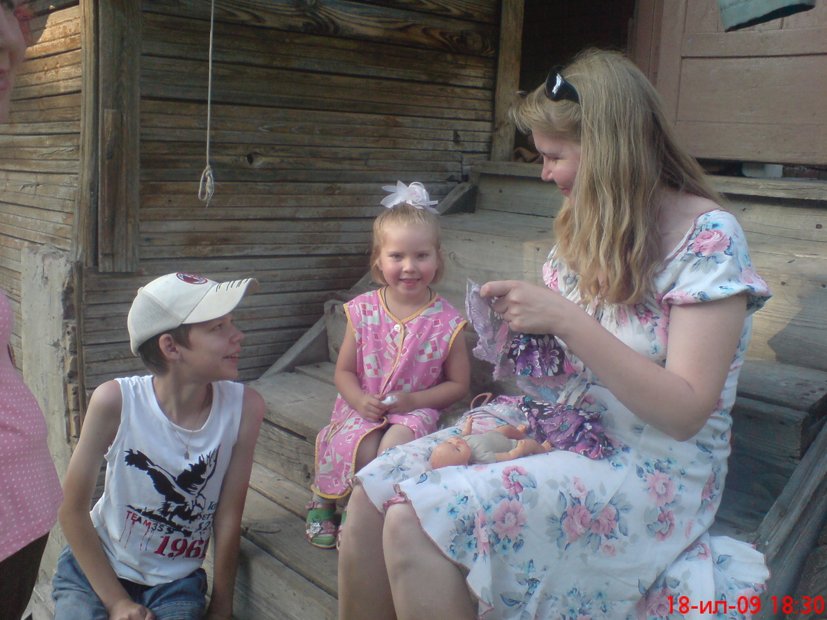 Я со своими детьми на ступеньках старинного дома