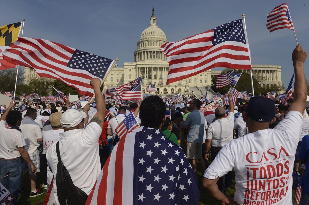 https://media-cldnry.s-nbcnews.com/image/upload/msnbc/2014_09/104626/140207-immigration-rally-1344.jpg