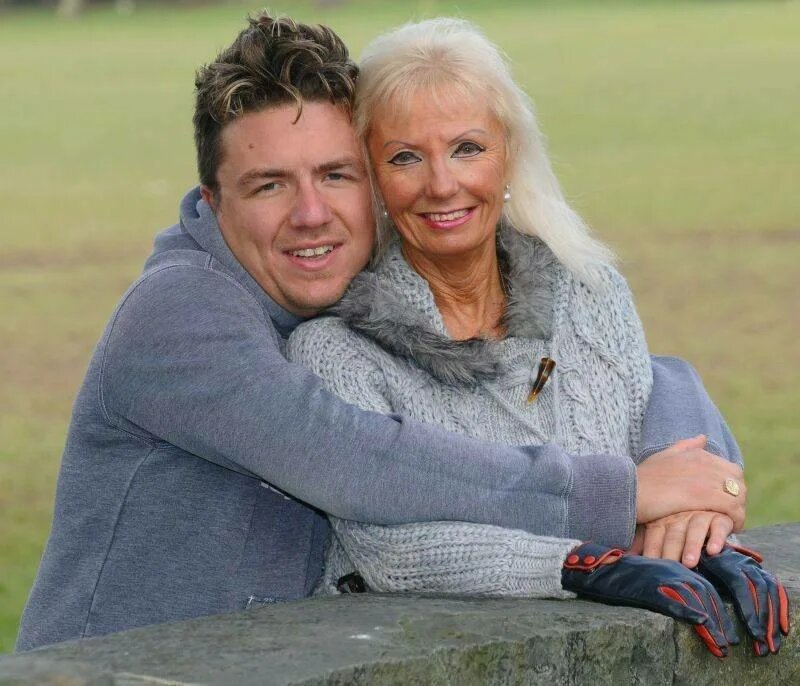 Знакомьтесь: 67 летняя Джоан Ллойд и 29-летний Фил Абсолюм. Он младше неё на 38 лет и старше её внучки. Недавно британский телеканал снял про них фильм (листайте)