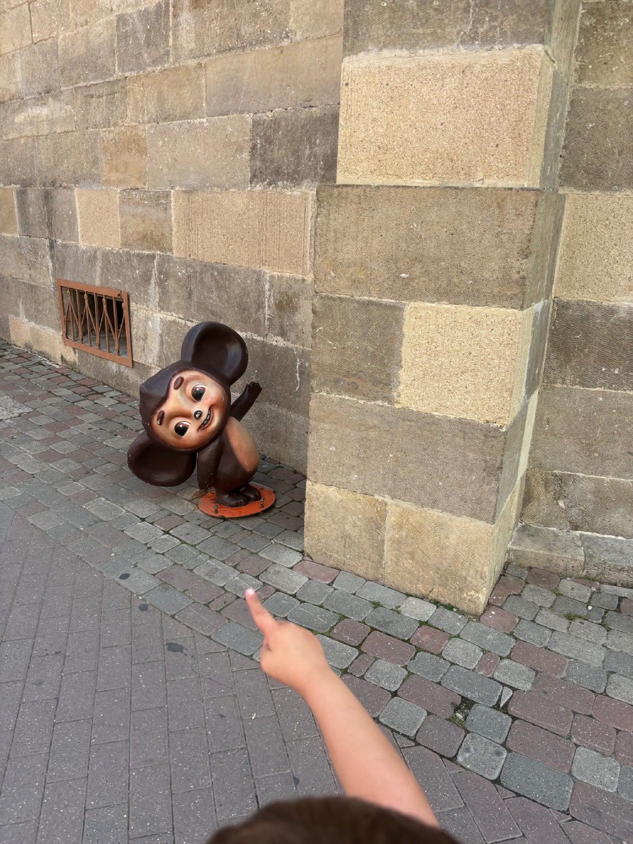 Чебурашка выглядывает из-за угла