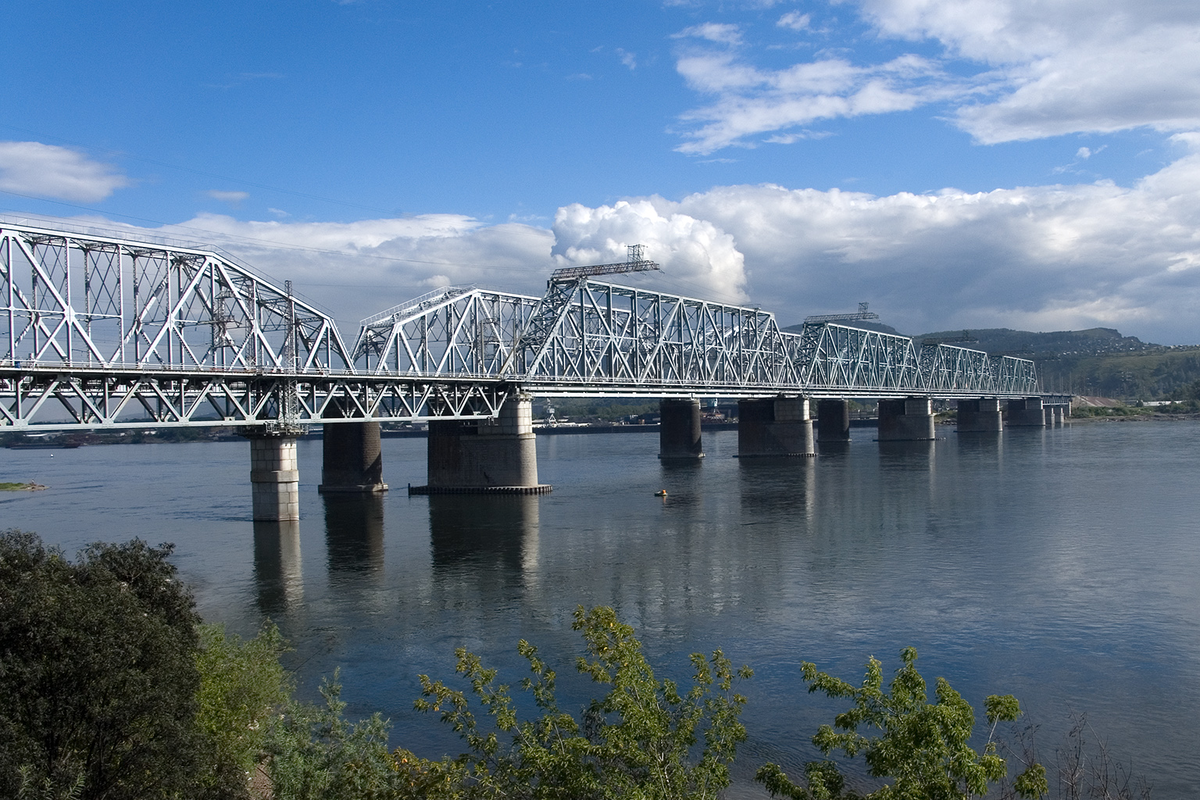 Мост через Енисей. Фото с сайта https://ruxpert.ru/Файл:Zheleznodorozhnyjj_most,_the_railway_bridge_over_the_Yenisei_in_Krasnoyarsk,_Russia,_view_from_the_left_bank.jpg. Взято с ЯндексКартинки