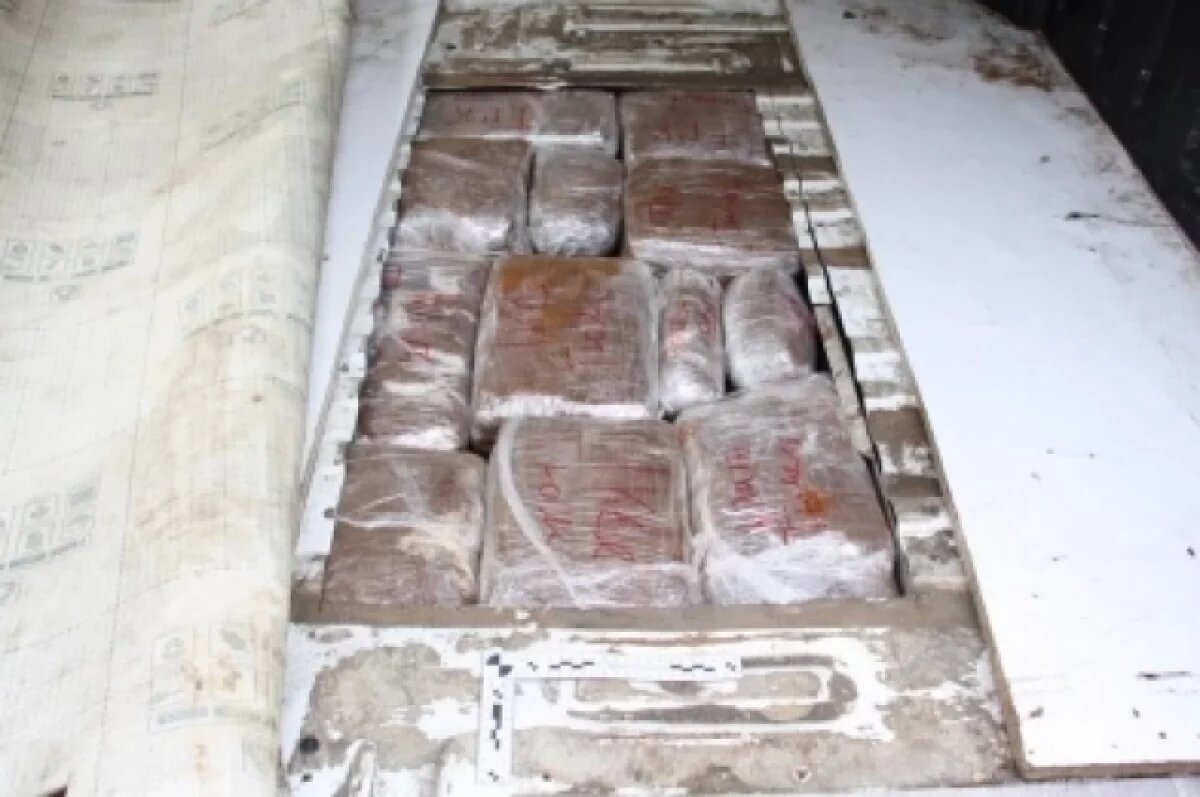    Под обшивкой дверей и в каркасе под днищем машины нашли тайники