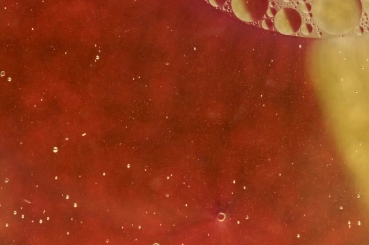    В Омске река Замарайка окрасилась в красный цвет