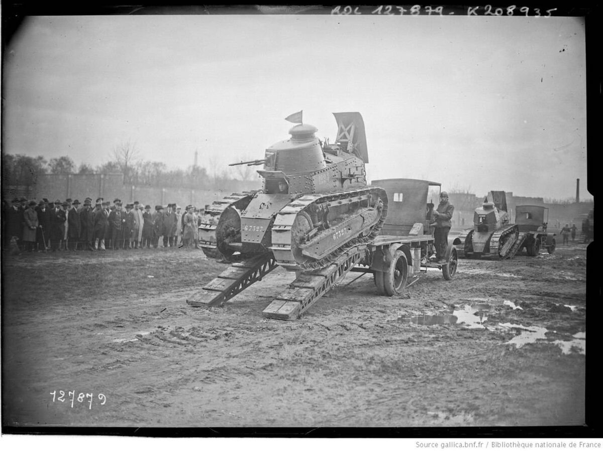 Танки Renault FT на демонстрации в США, хорошо заметны литые носы, которыми отличались танки первой серии, изготовленной из неброневой стали - "учебных", которые и были отправлены в США