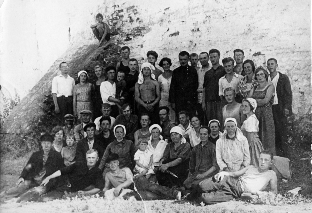 Студенты МГУ на археологической практике в Великом Новгороде. 1936 год