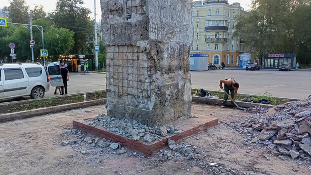    На площади Лепсе ремонтируют памятник Кирову