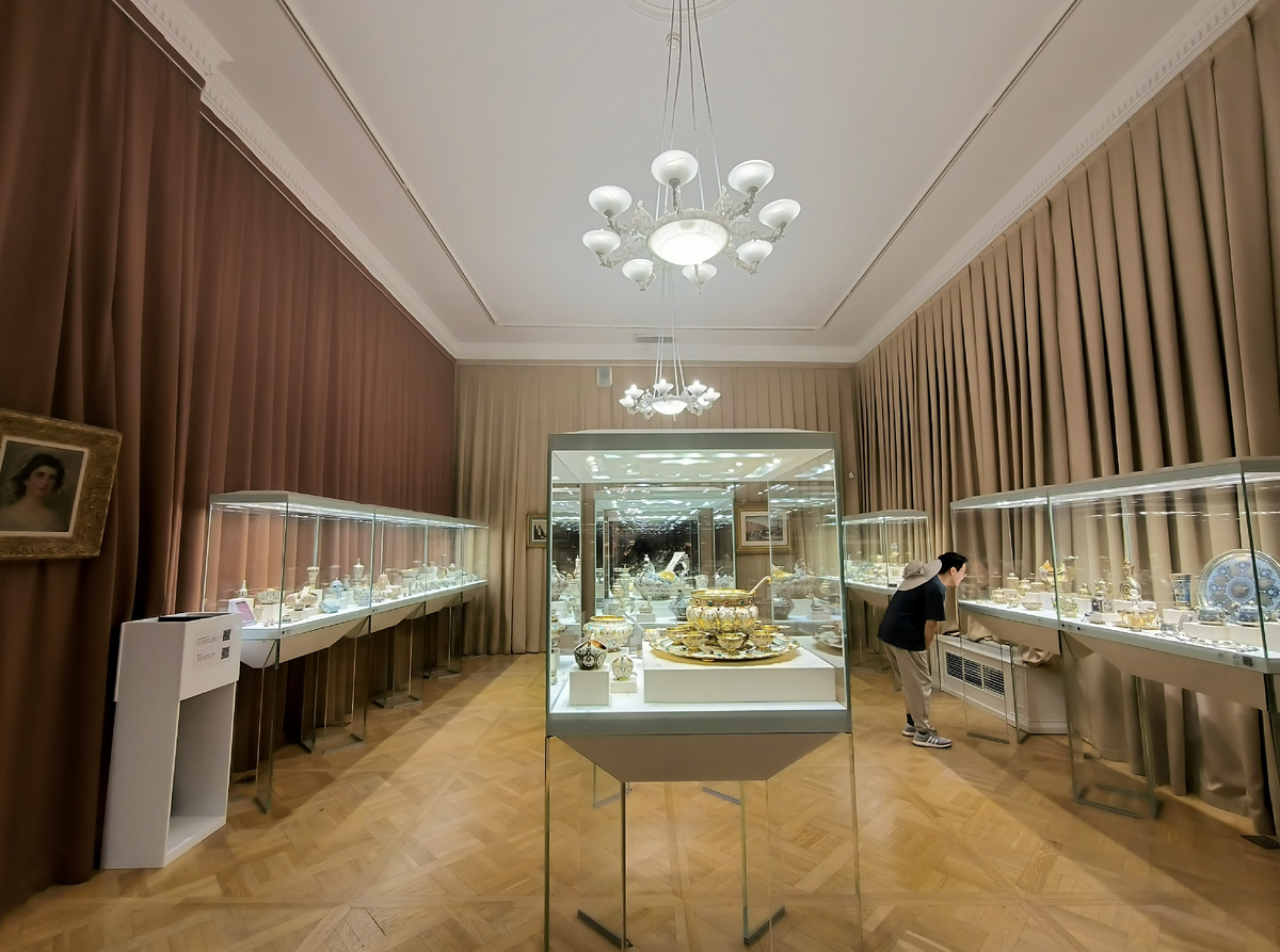 Экспозиция Бежевого зала музея Фаберже. Фото автора.