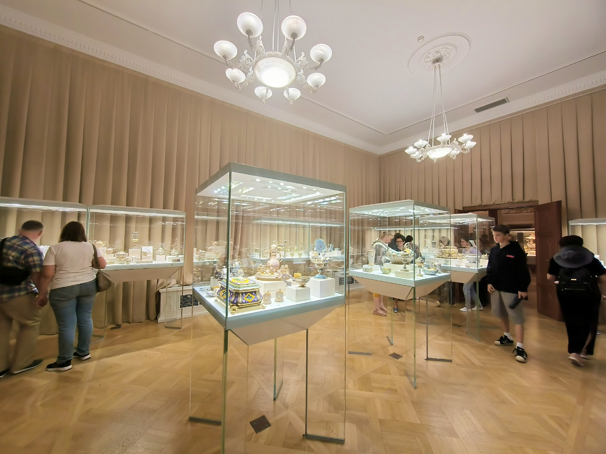 Экспозиция Бежевого зала музея Фаберже. Фото автора.