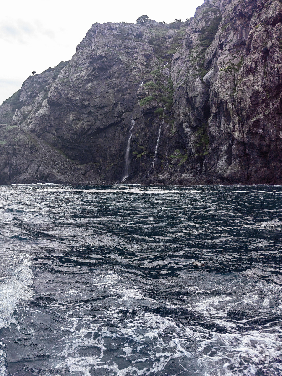 После дождя на склонах о. Аскольда образуются водопады. 