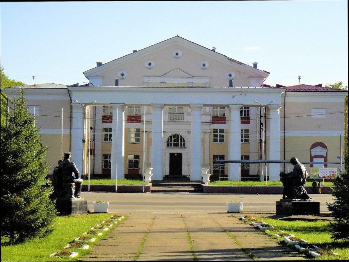 На фото: Новодвинский  Городской Культурный  Центр ( НГКЦ ) 