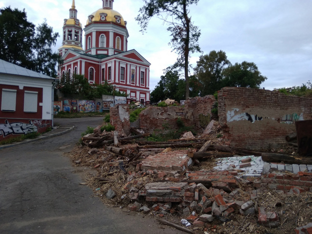    В исторической части Кирова продолжают ликвидировать заросли