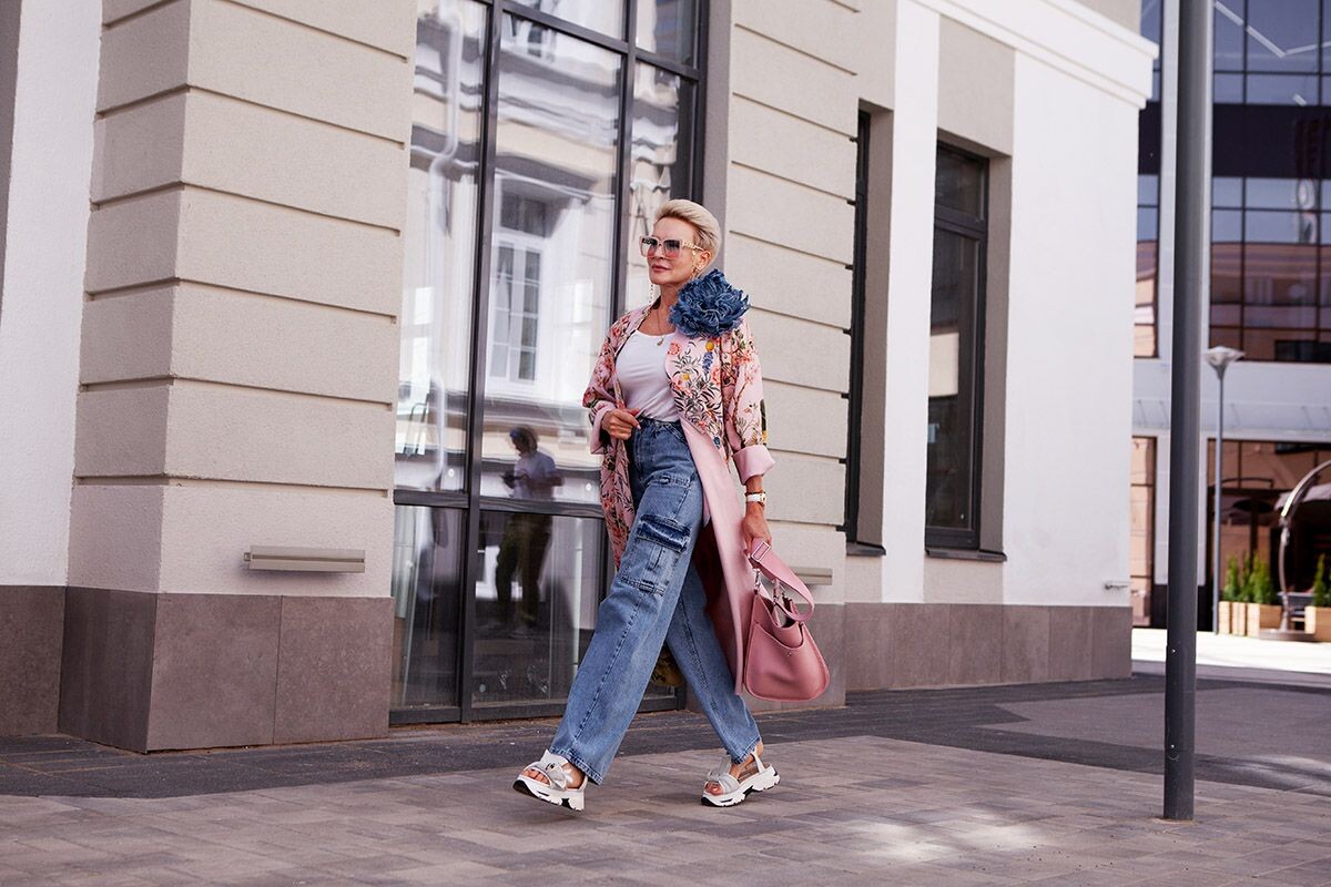 Джинсы карго — стильное решение на каждый день. Источник: Shutterstock📷
