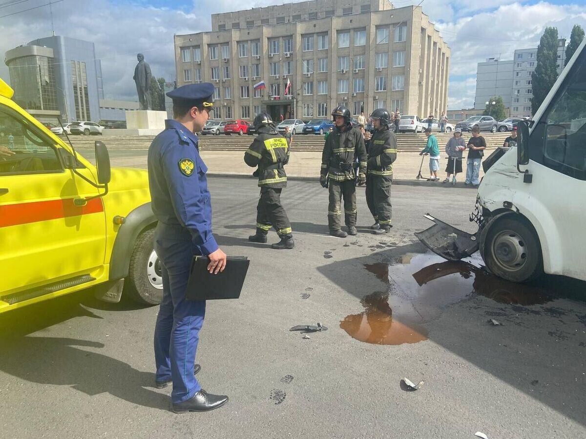    Место столкновения маршрутного микроавтобуса и легкового автомобиля в городе Балаково Саратовской области© Фото : Прокуратура Саратовской области/Telegram