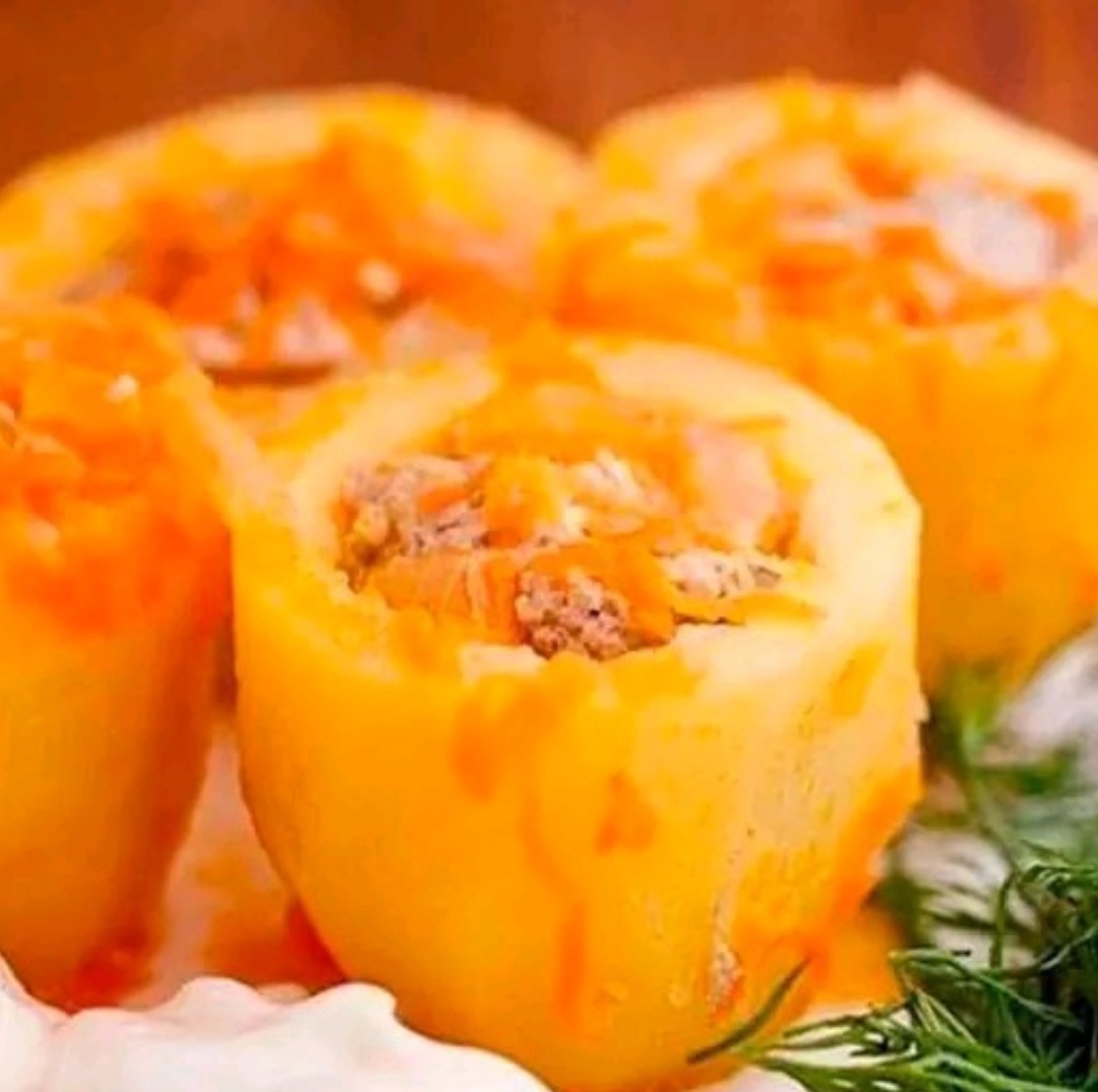 ИНГРЕДИЕНТЫ: картофель 1 кг.,фарш мясной 300 г.,лук 2 шт.,морковь 100 г.,паста томатная 1 ст. л.,растительное масло.