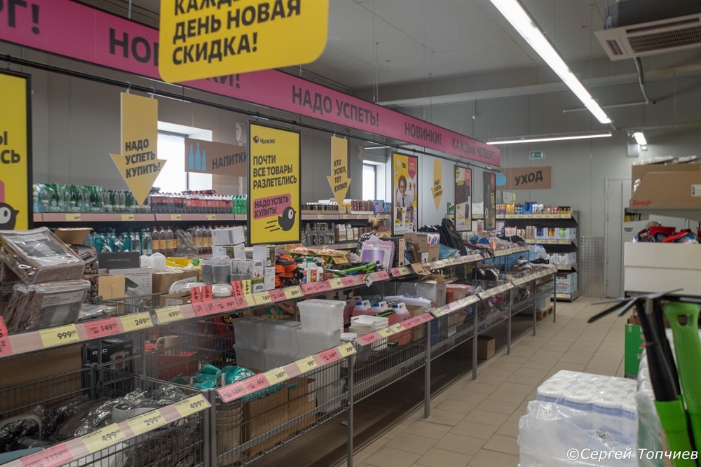 Вот тут и стеллажи разместили