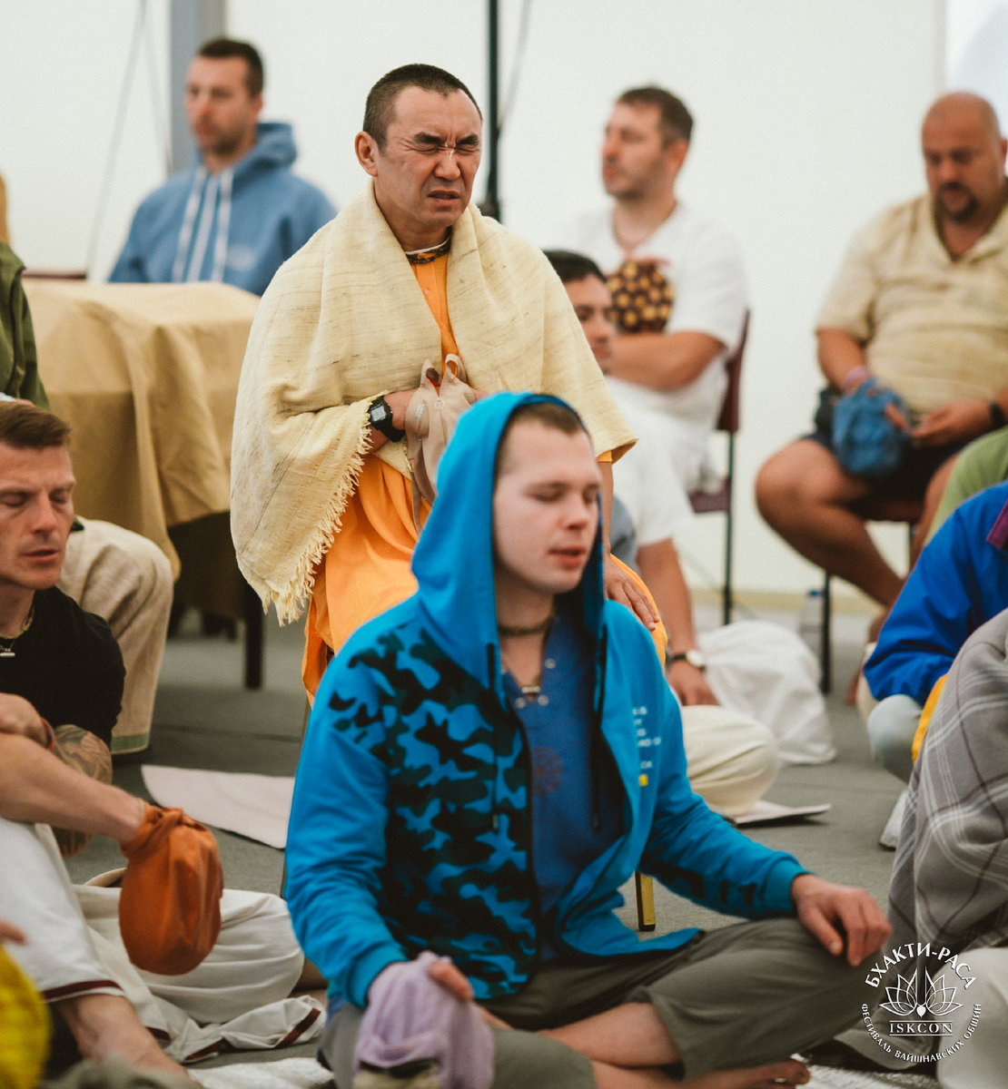 Е. С. Даяван Свами воспевает святые имена на фестивале "Бхакти-раса" 2024