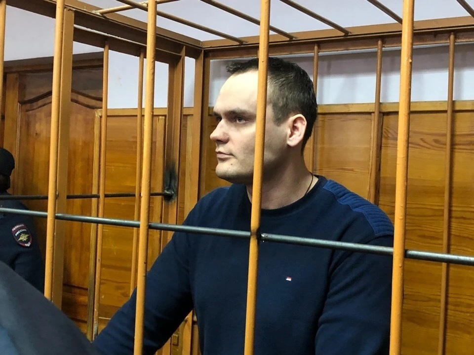 Это фото было сделано 8 ноября 2018 года, когда суд признал Алексея Сушко виновным